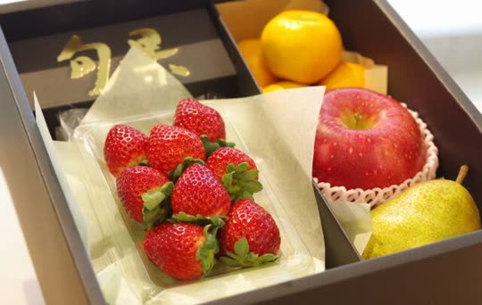 化粧箱に詰めた冬の果物
