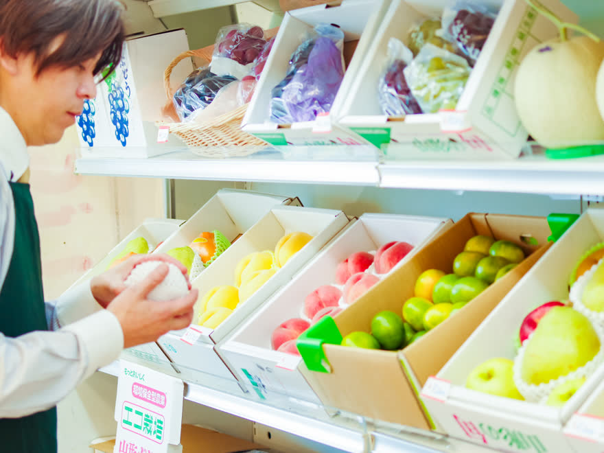 冬の果物を取り揃えた浜中屋の店内